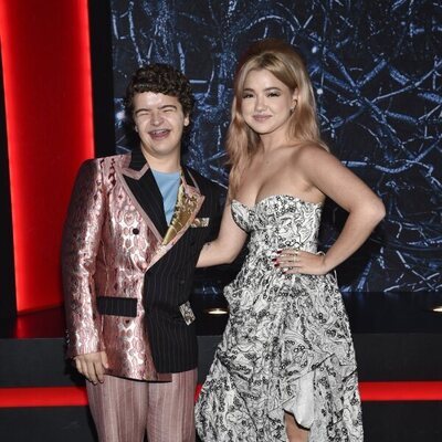Gaten Matarazzo y su novia en la première de 'Stranger Things 4'