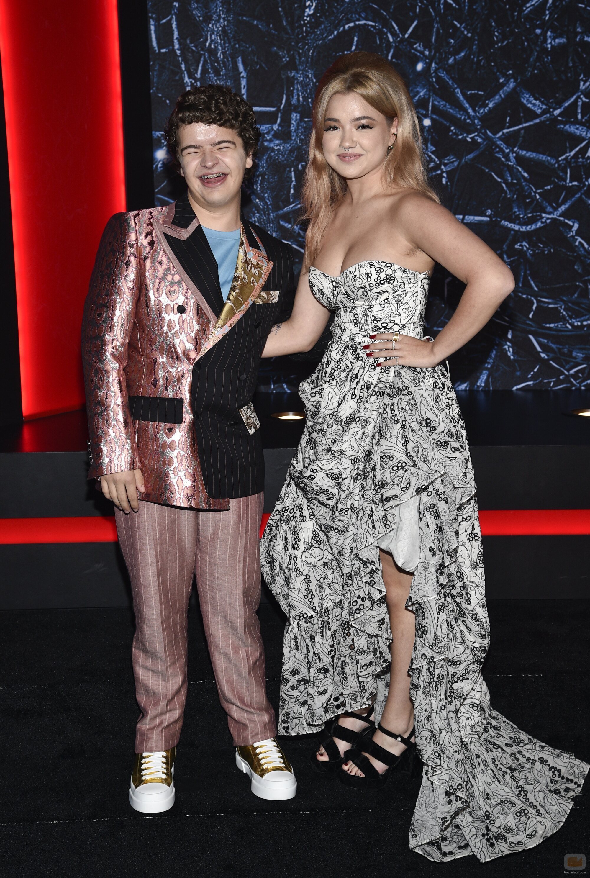 Gaten Matarazzo y su novia en la première de 'Stranger Things 4'