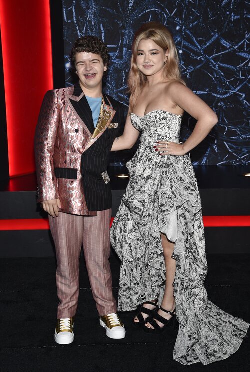Gaten Matarazzo y su novia en la première de 'Stranger Things 4'