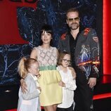 David Harbour, Lily Allen y sus hijos en estreno de 'Stranger Things 4'.