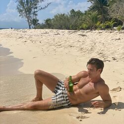Adrián Pedraja disfruta del sol en la playa
