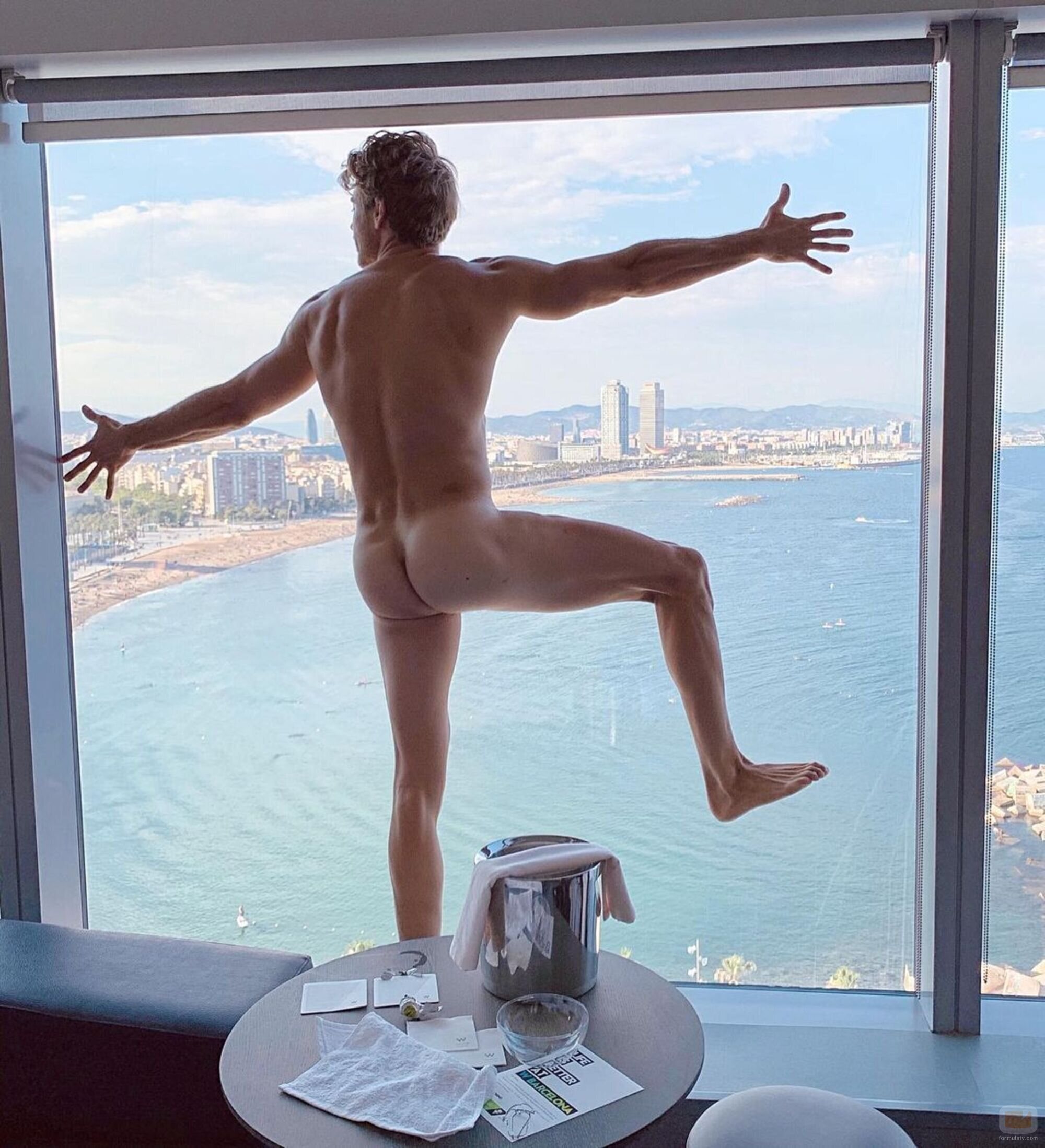 Adrián Pedraja posa totalmente desnudo