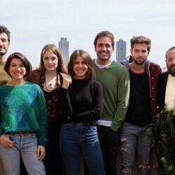 El reparto de 'Smiley' en el rodaje de la serie