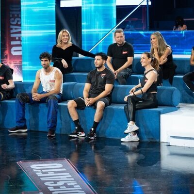 Juan Betancourt junto a los concursantes de 'El desafío 2'