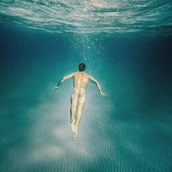José Sospedra bucea, totalmente desnudo, en el mar