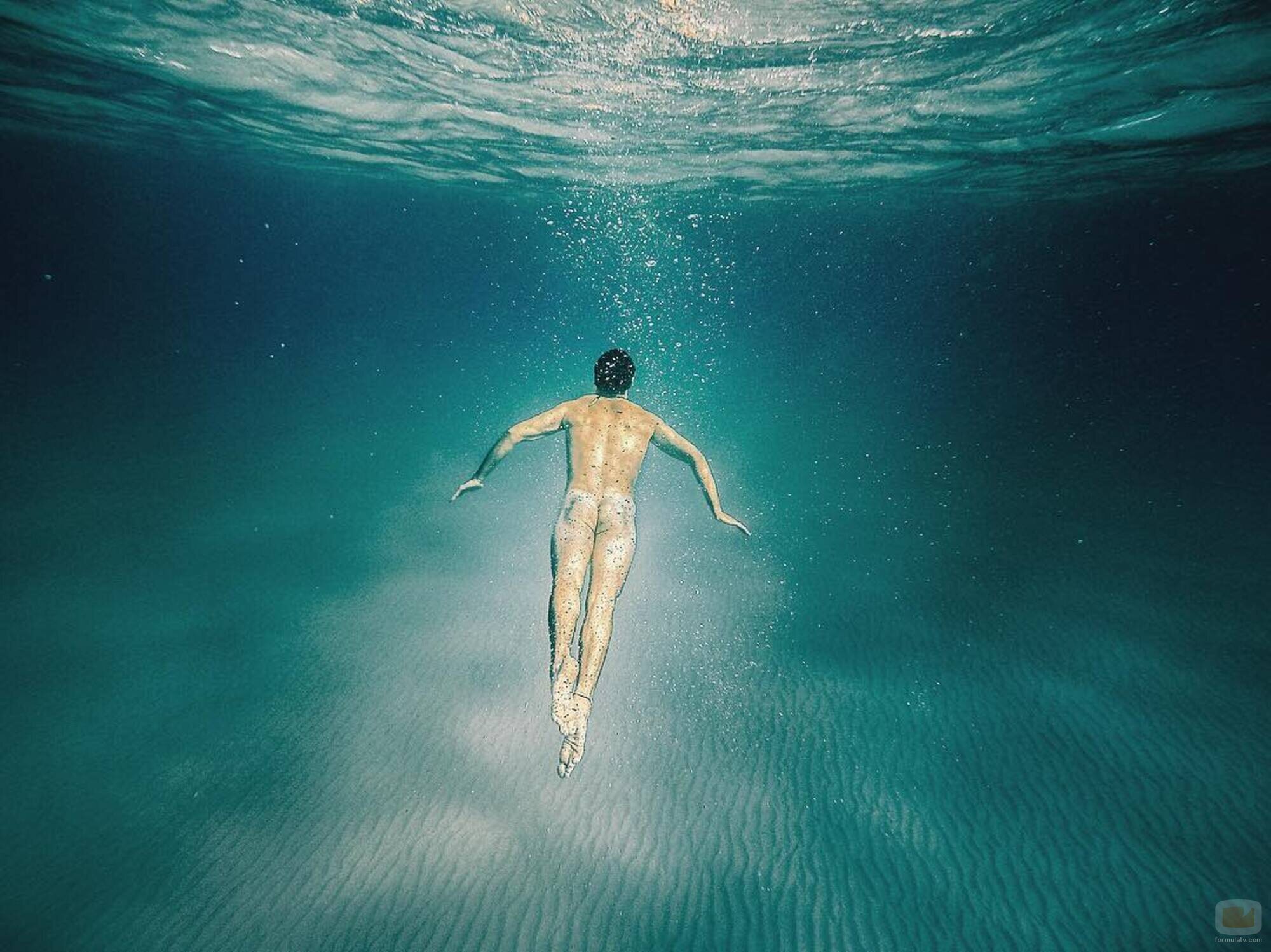 José Sospedra bucea, totalmente desnudo, en el mar