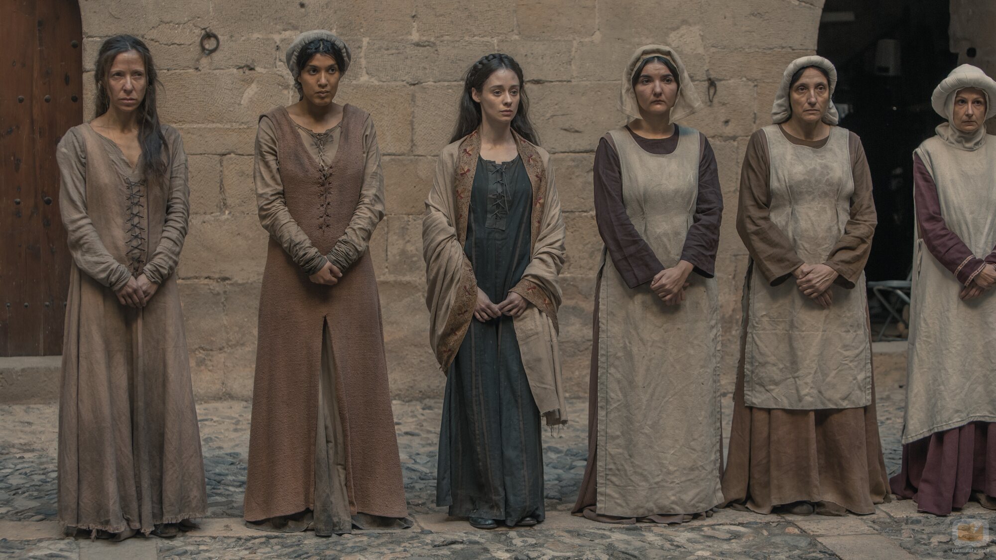 Caterina Llor junto a unas doncellas, en 'Los herederos de la tierra'