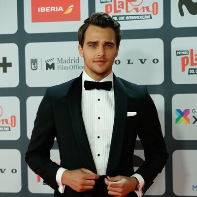 Pepe Barroso Jr posando en el photocall de los Premios Platino