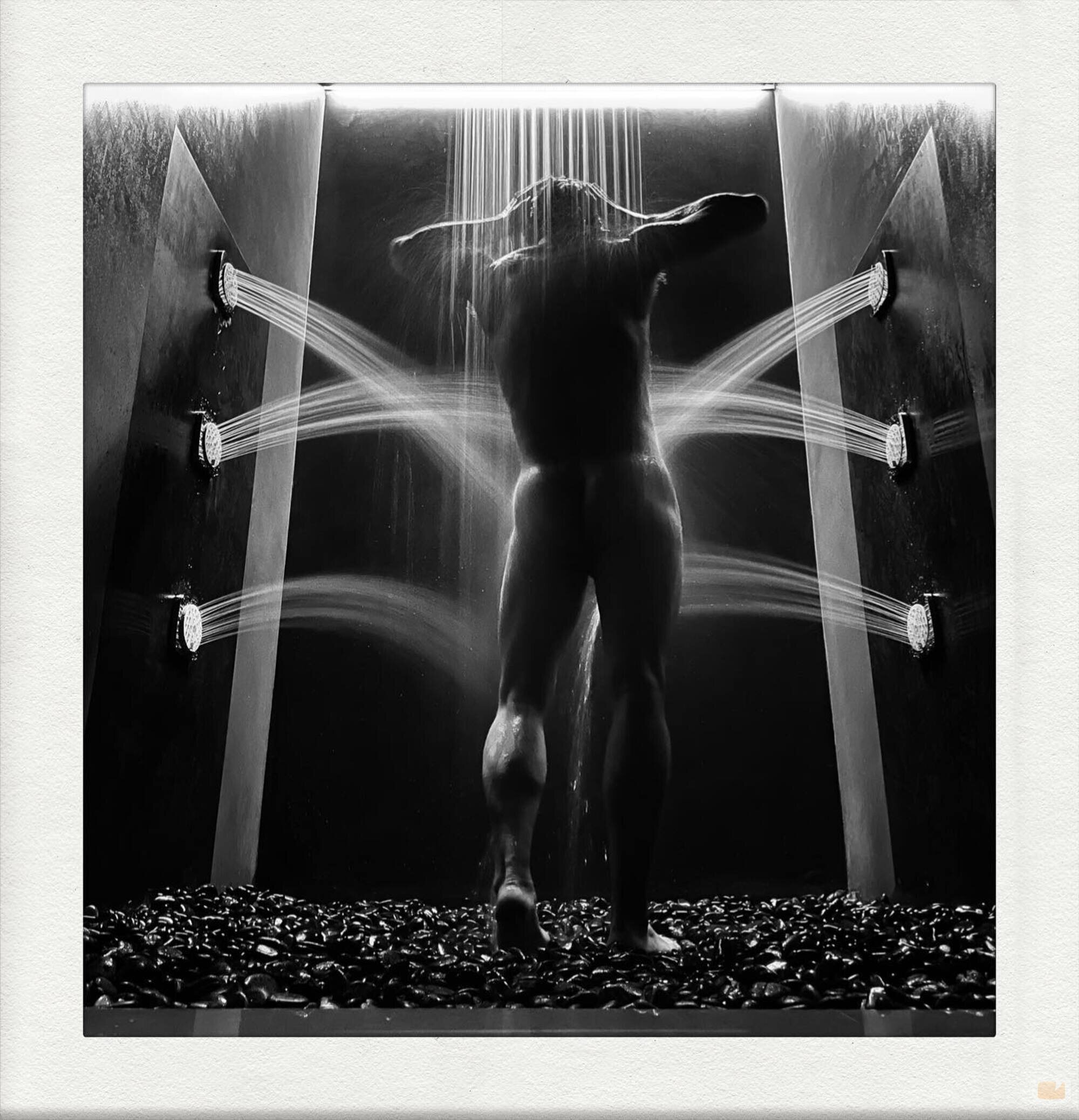 Diego Martín, totalmente desnudo en la ducha