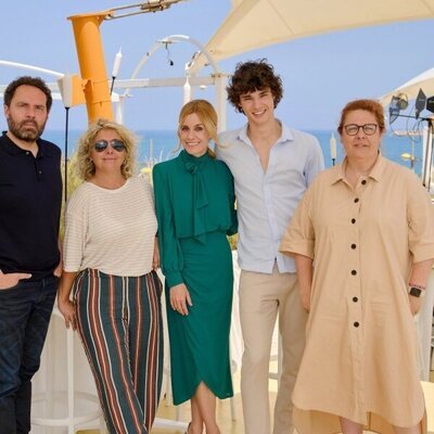 Los protagonistas de 'Escándalo. Relato de una obsesión' junto a los productores ejecutivos