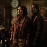 Daniella Pineda y Danny Ramirez en 'Tales of the Walking Dead'