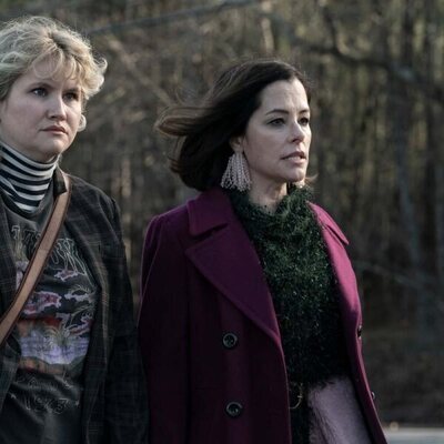 Jillian Bell y Parker Posey en 'Tales of the Walking Dead'