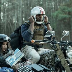 Olivia Munn y Terry Crews en 'Tales of the Walking Dead'