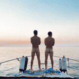Álex Batllori posa desnudo en un barco
