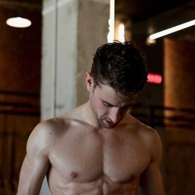 Mario Marzo ('Los protegidos') posa sin camiseta, mostrando abdominales