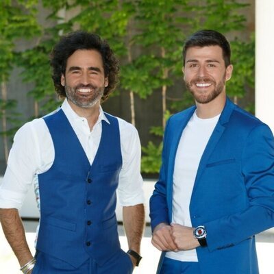 Raúl Gómez junto a Rodrigo Vázquez, presentadores de La 1
