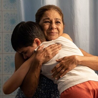Lolita abraza a un niño, en 'Las invisibles'