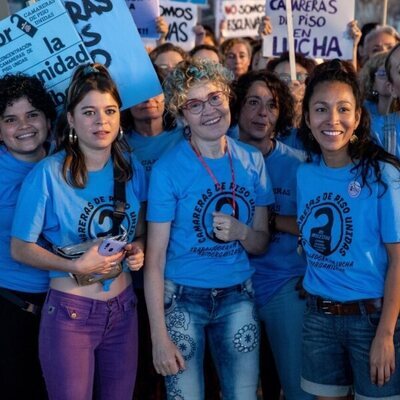 María Pujalte, junto a otras protagonistas de 'Las invisibles