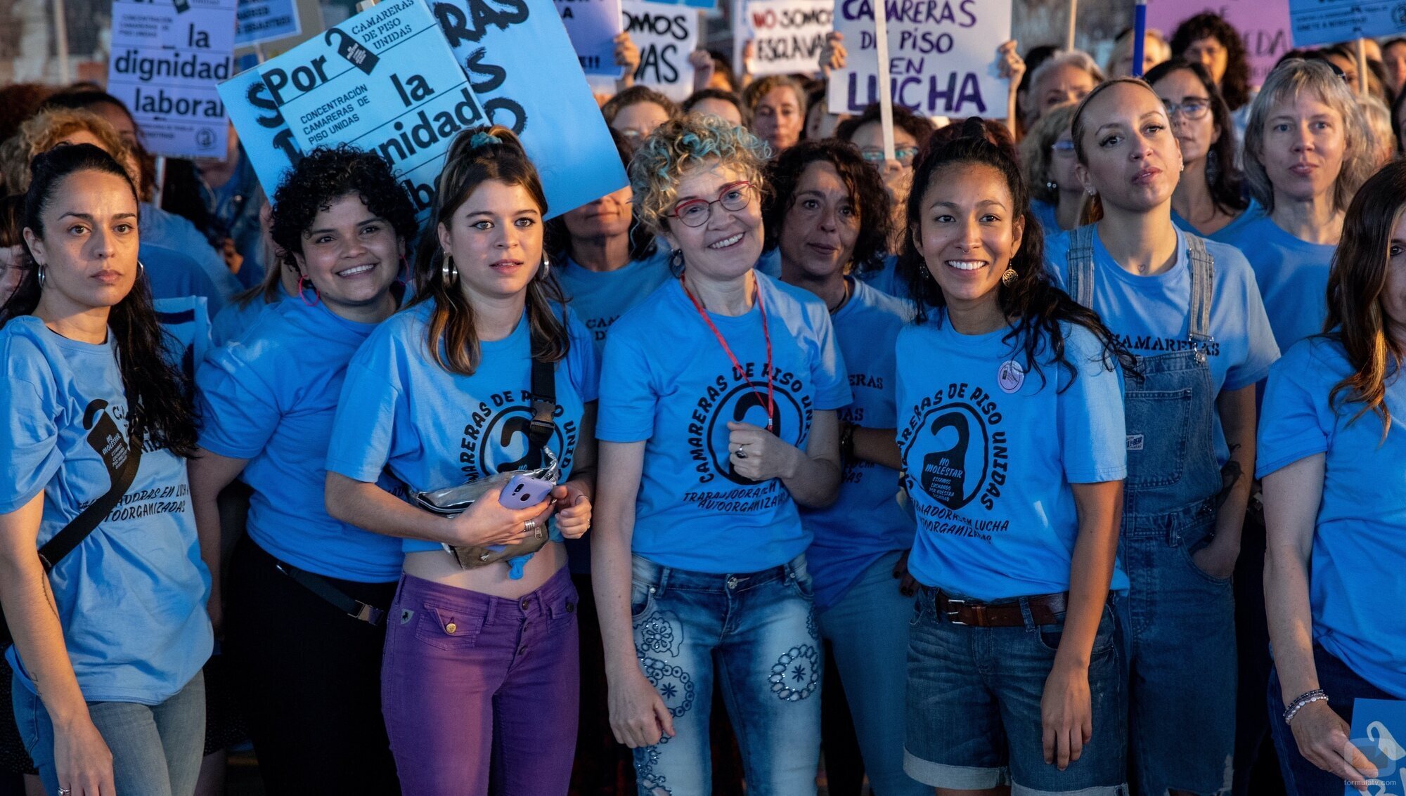 María Pujalte, junto a otras protagonistas de 'Las invisibles