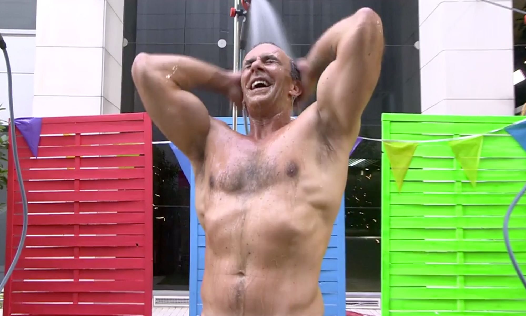 Alonso Caparrós se ducha desnudo en 'Sálvame'