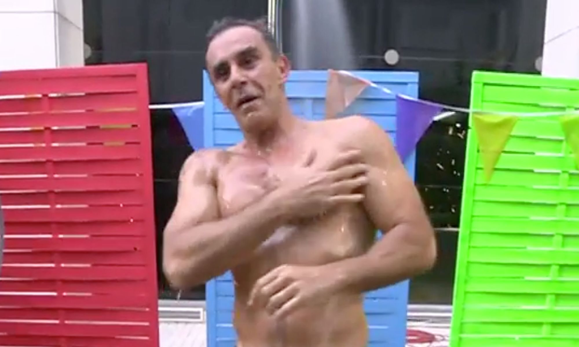 Alonso Caparrós se ducha en directo en 'Sálvame'