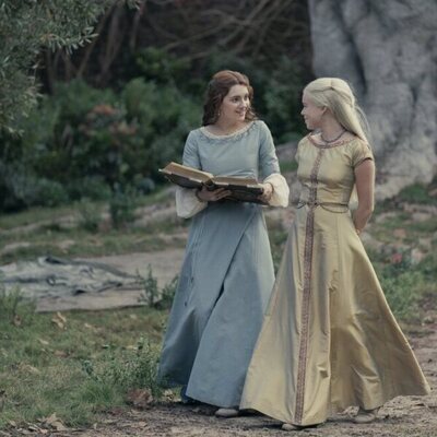 Las adolescentes Alicent y Rhaenyra en 'La Casa del Dragón'