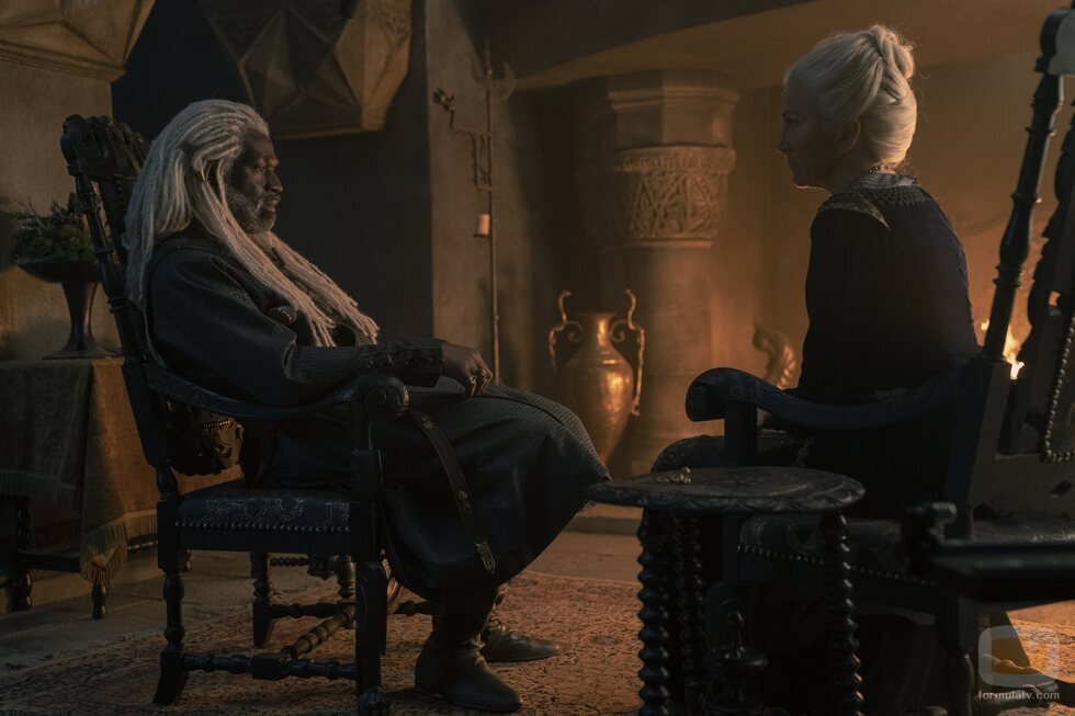 Corlys Velaryon y Rhaenys Targaryen conversan en 'La Casa del Dragón'