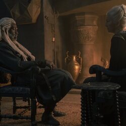 Corlys Velaryon y Rhaenys Targaryen conversan en 'La Casa del Dragón'