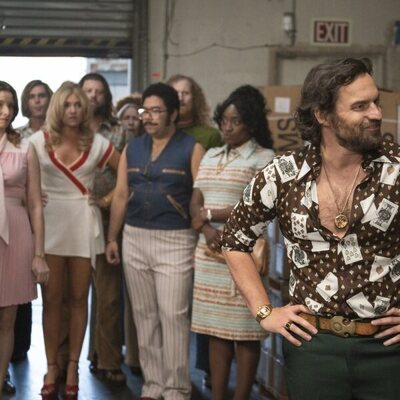 Jake Johnson y el reparto de 'Minx'