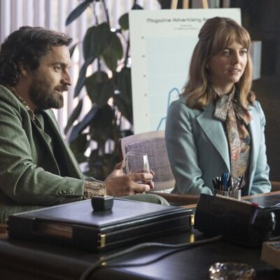 Jake Johnson y Ophelia Lovibond en la serie 'Minx'