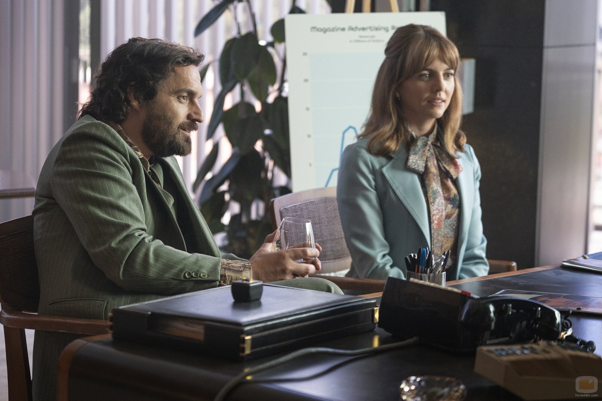 Jake Johnson y Ophelia Lovibond en la serie 'Minx'