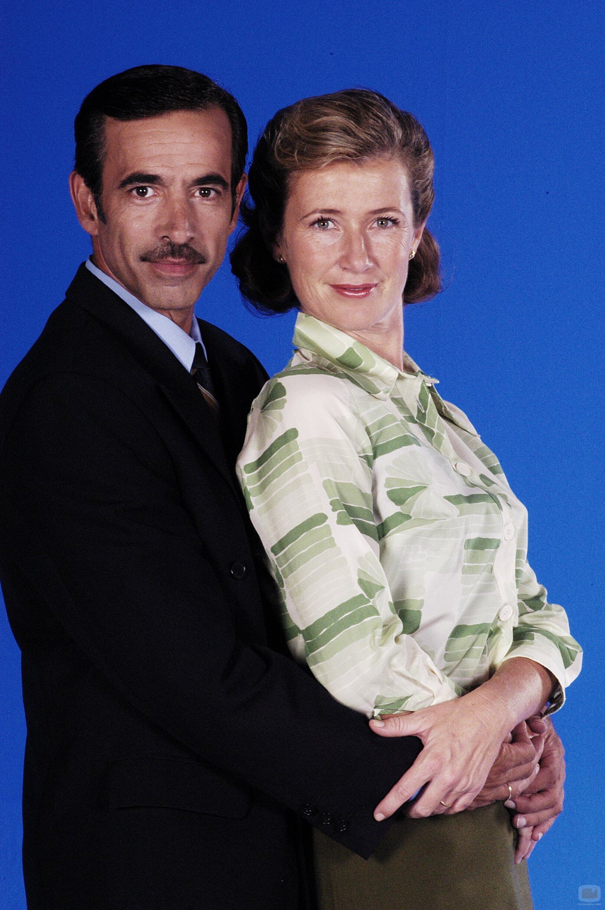 Imanol Arias y Ana Duato posan para promocionar la segunda temporada de 'Cuéntame'