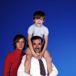 Los hombres Alcántara posan en la segunda temporada de 'Cuéntame cómo pasó'