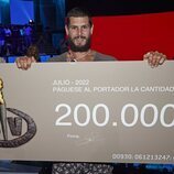 Alejandro Nieto posa con el cheque dirigido al ganador en la final de 'Supervivientes'