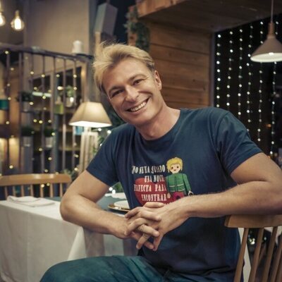 El narrador de 'First Dates' en una mesa del restaurante del amor