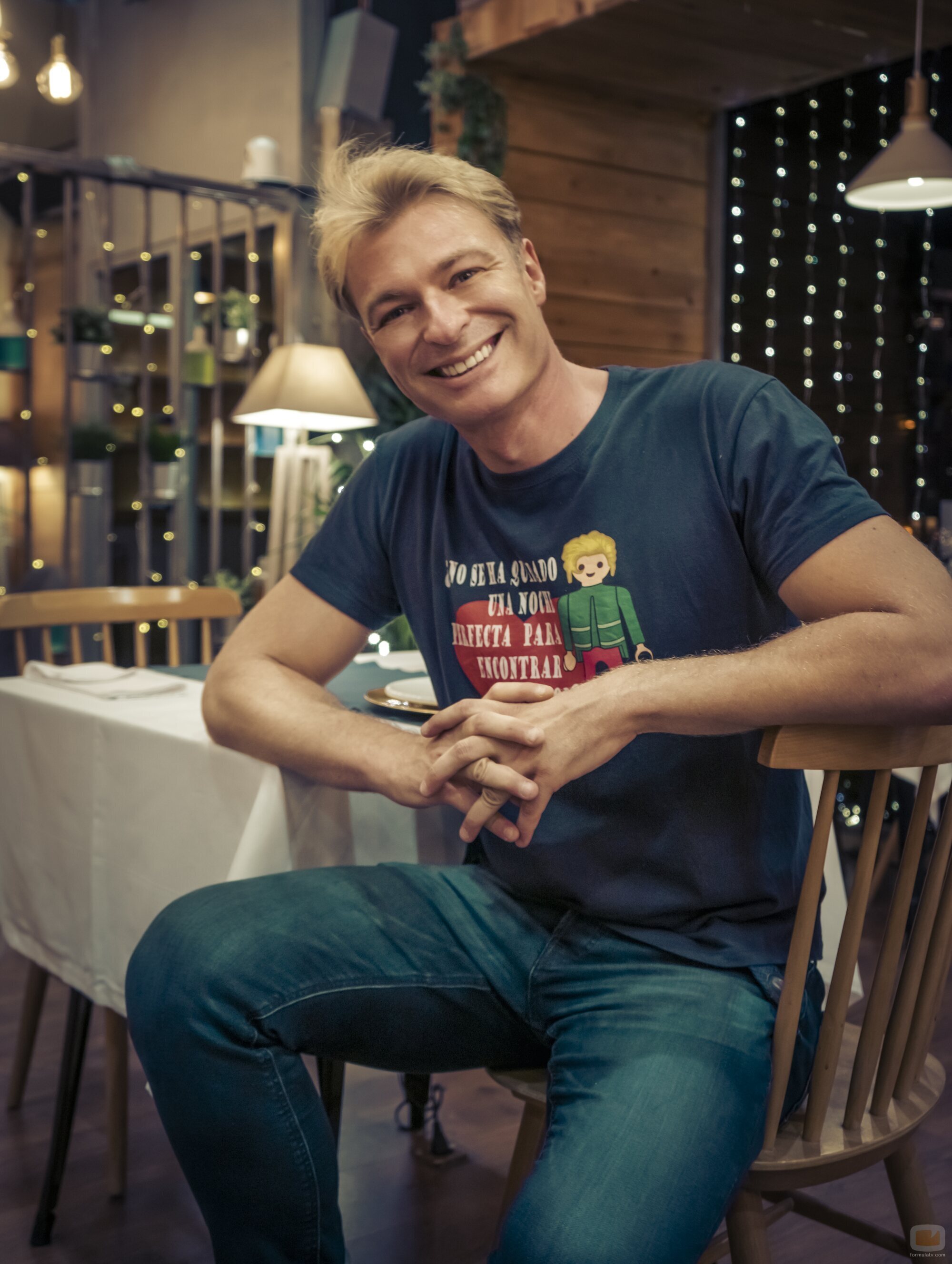 El narrador de 'First Dates' en una mesa del restaurante del amor