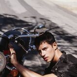 Manu Ríos posa junto a una moto