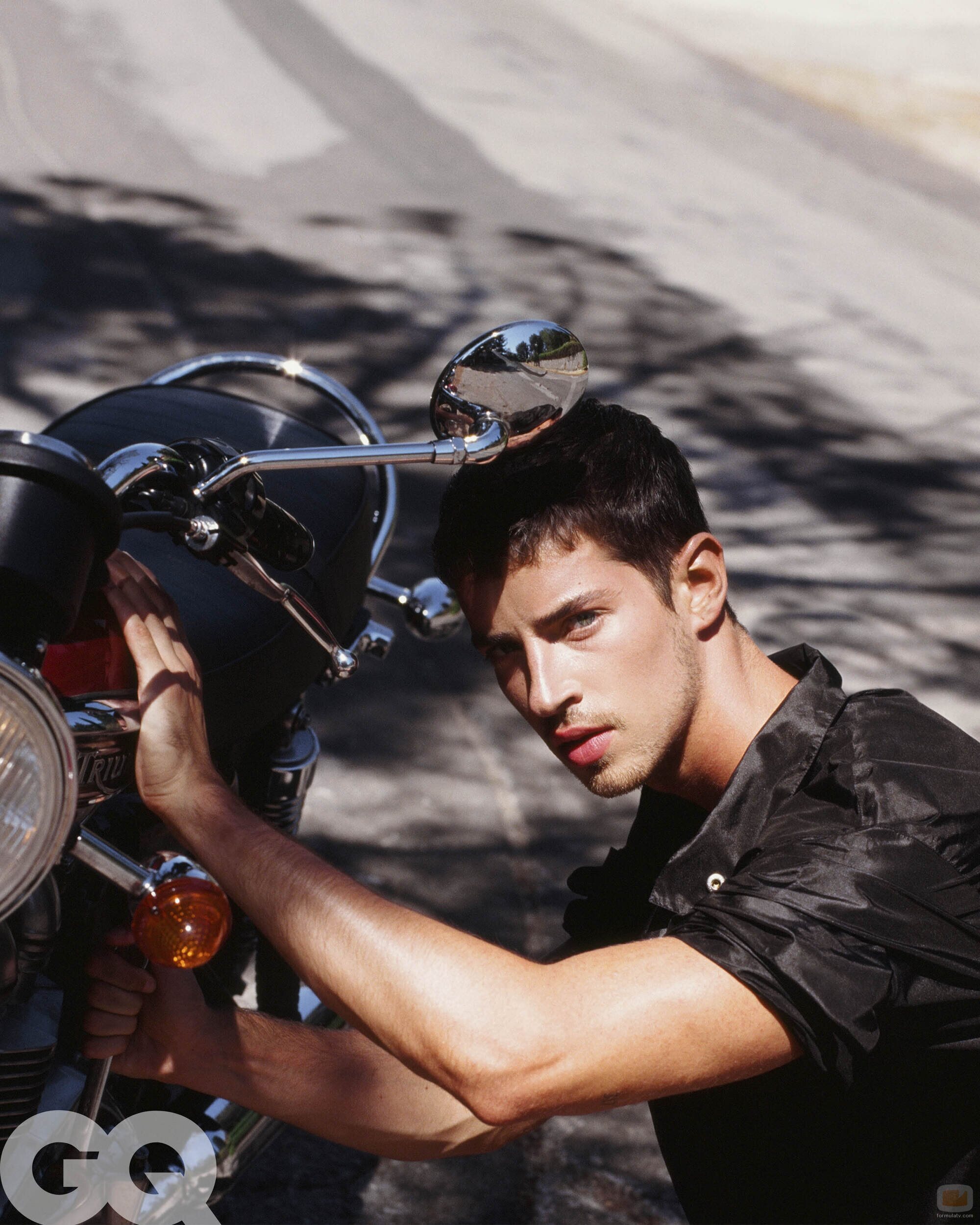 Manu Ríos posa junto a una moto