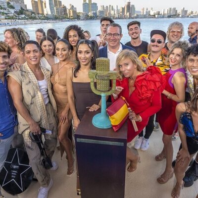 Inauguración de la escultura del Micrófono de Bronce del Benidorm Fest