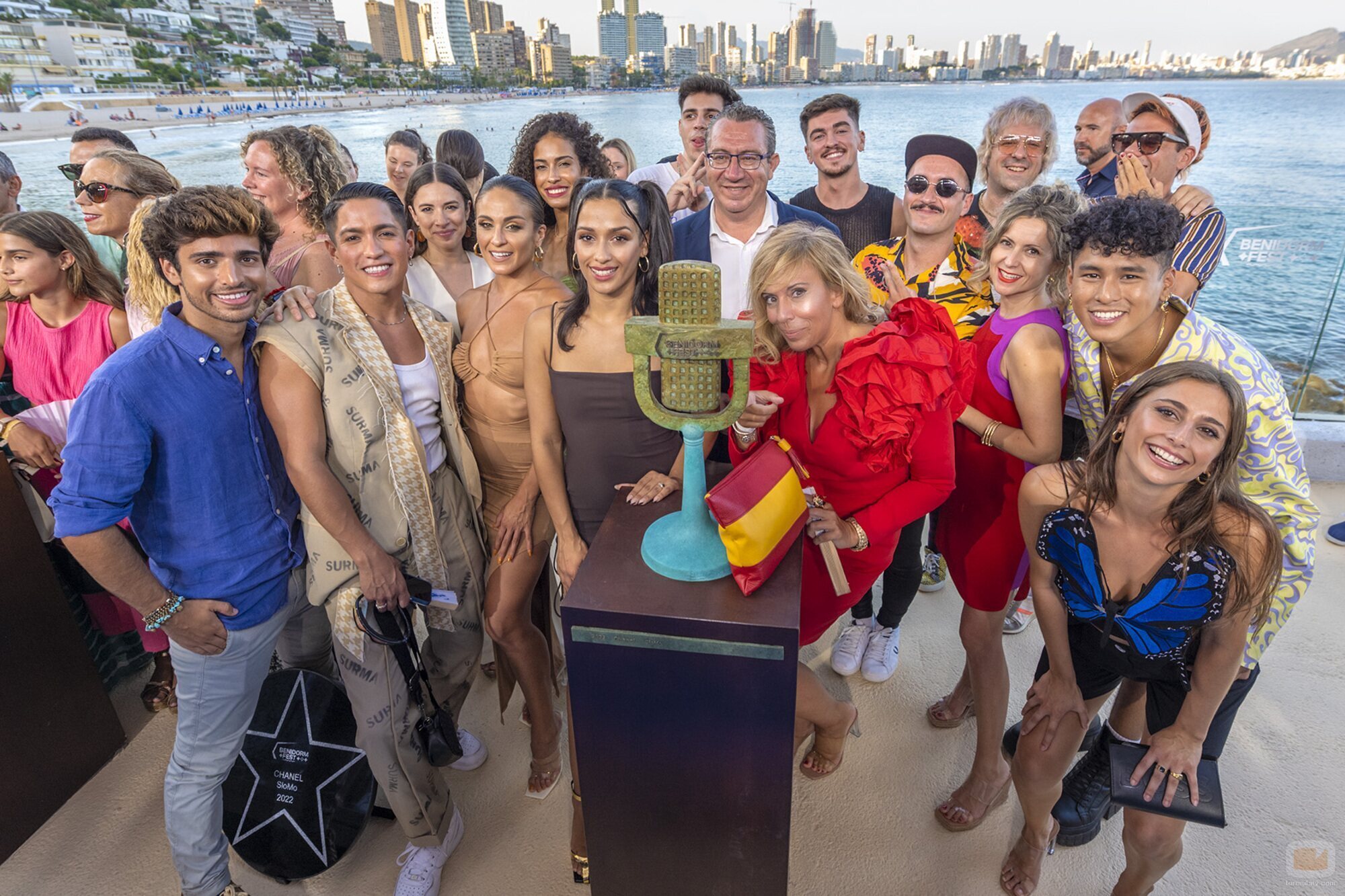 Inauguración de la escultura del Micrófono de Bronce del Benidorm Fest