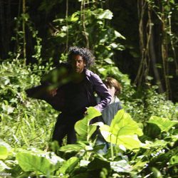 Sayid Jarrah en el bosque de la isla de 'Perdidos'