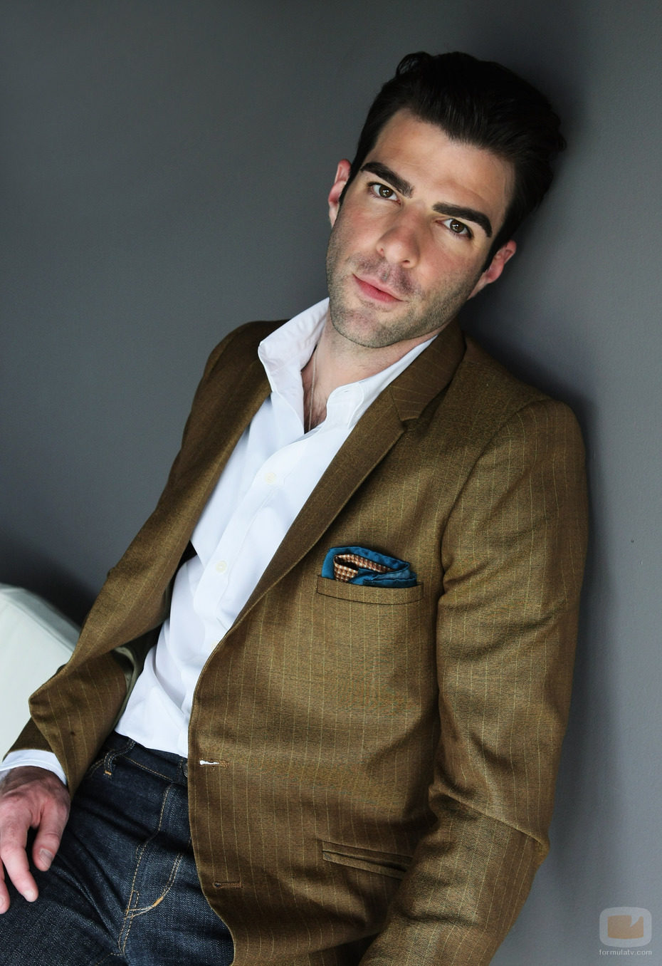 El actor estadounidense Zachary Quinto posando