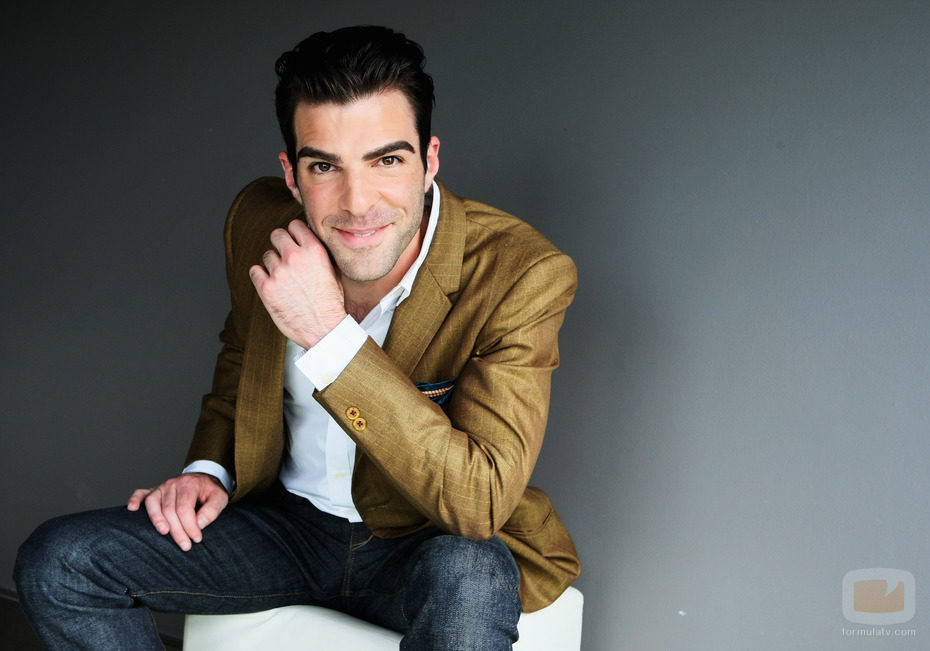 Zachary Quinto posando en una fotografia promocional
