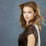 Emily VanCamp da vida a Rebecca Harper en 'Cinco hermanos'