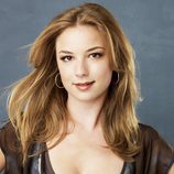 Emily VanCamp aparece como Rebecca Harper en la serie 'Cinco hermanos'