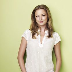 Emily VanCamp será la actriz que de vida a Rebecca Harper en 'Cinco hermanos'