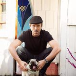 Hugh Laurie posa con un perro para la promoción de 'House'