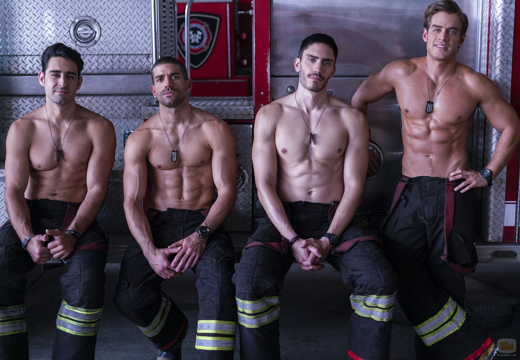 Los sexys protagonistas de 'Donde hubo fuego' posan sin camiseta en el rodaje de la serie
