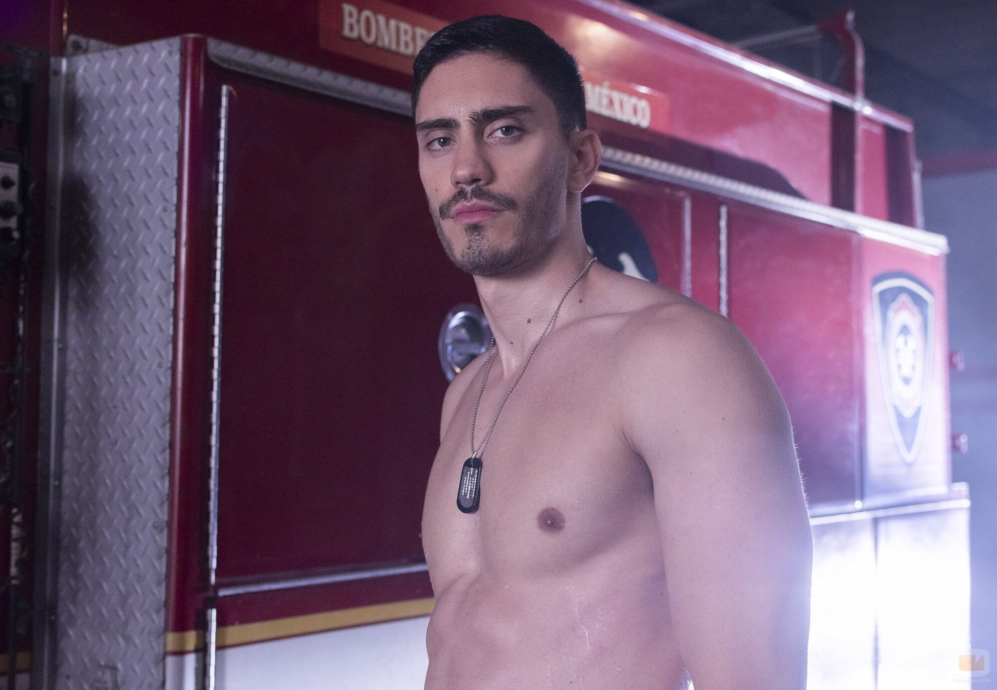 Iván Amozurrutia con el torso desnudo en 'Donde hubo fuego'