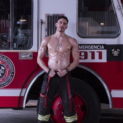 Iván Amozurrutia presume de abdominales en 'Donde hubo fuego'